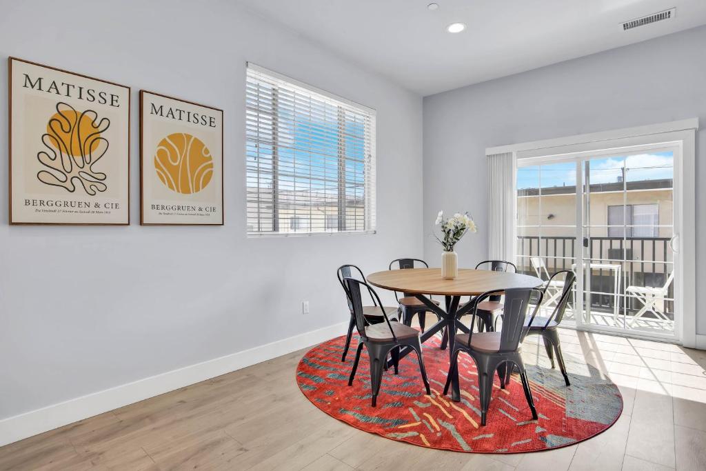 uma sala de jantar com mesa e cadeiras em Hinds by AvantStay Duplex in North Hollywood em Los Angeles