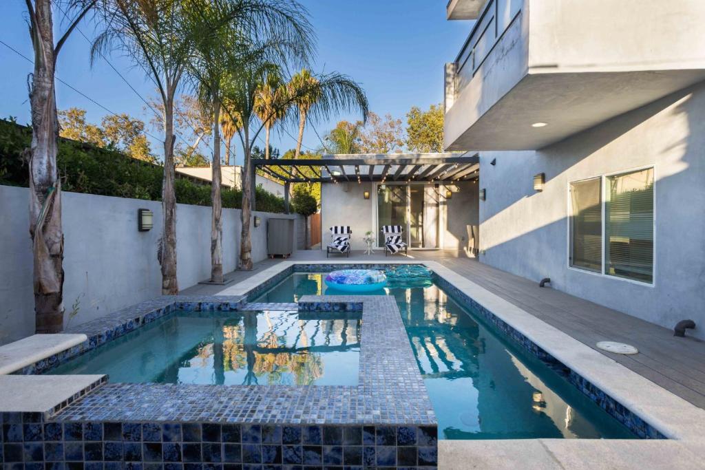 una piscina nel cortile di una casa di Walefield by AvantStay Mid-Wilshire Home Pool a Los Angeles