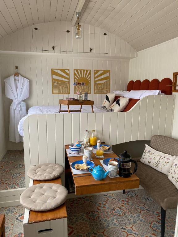 Posezení v ubytování Ledmacoy Shepherds Huts