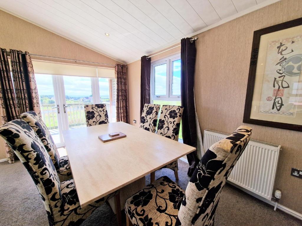 Ruang duduk di Benarty 11 with Private Hot Tub - Fife - Loch Leven - Lomond Hills - Pet Friendly