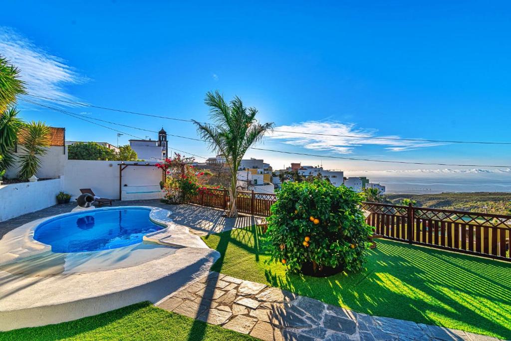 um quintal com uma piscina e uma cerca em Casa Bernarda with Heated Pool em La Cisnera