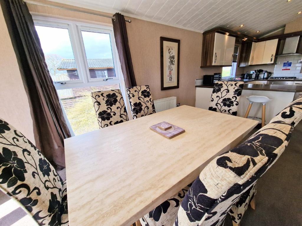 Dapur atau dapur kecil di Benarty 11 with Private Hot Tub - Fife - Loch Leven - Lomond Hills - Pet Friendly