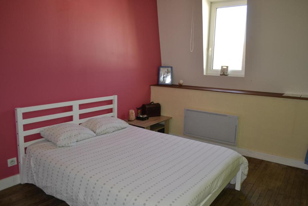 sypialnia z białym łóżkiem i oknem w obiekcie Chambre cosy pour 2 personnes w mieście Chef-Boutonne