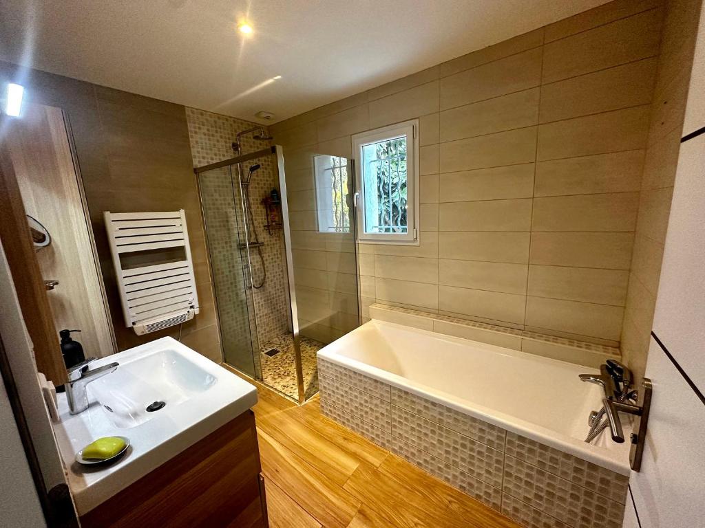 A bathroom at Charmante Villa de Standing, &agrave; 10 minutes des plages de Hy&egrave;res