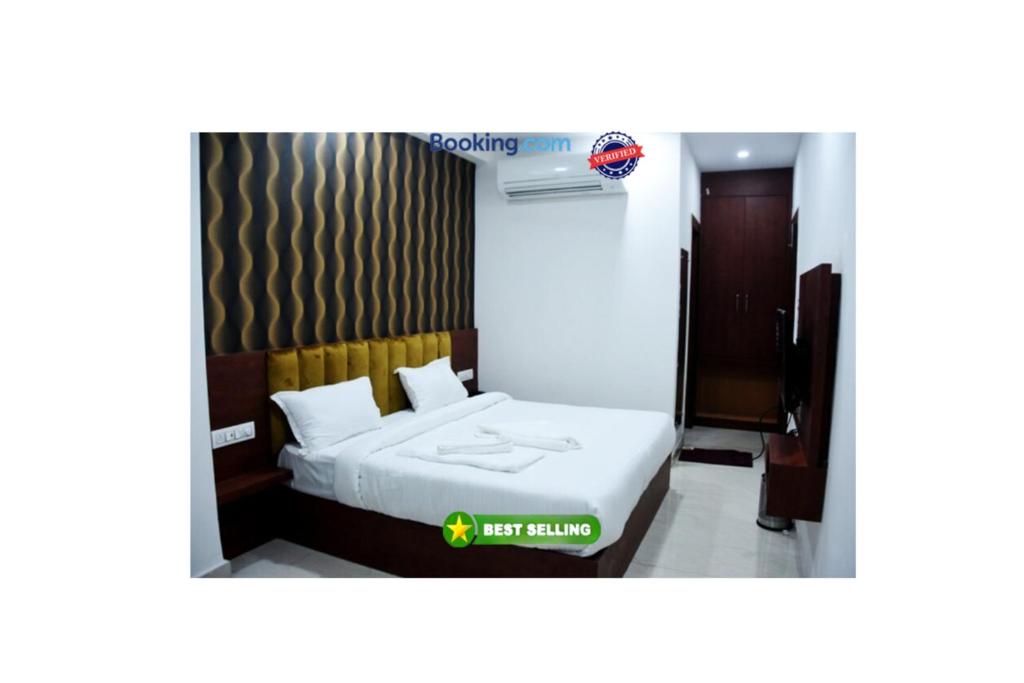 a hotel room with a bed in a room at Hotel Ganga Amrit Haridwar Near Railway Station in Haridwār