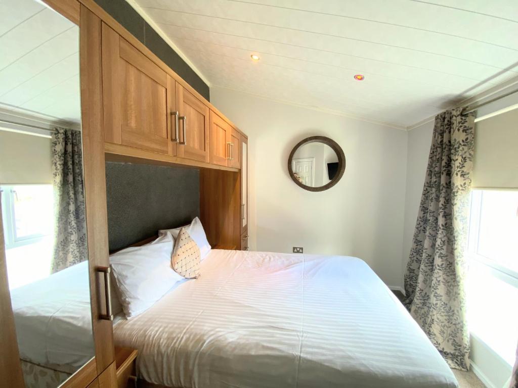 Katil atau katil-katil dalam bilik di Benarty 11 with Private Hot Tub - Fife - Loch Leven - Lomond Hills - Pet Friendly