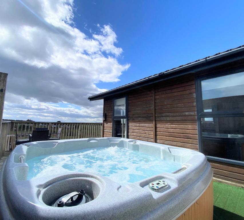 Gambar di galeri bagi Benarty 11 with Private Hot Tub - Fife - Loch Leven - Lomond Hills - Pet Friendly di Kelty