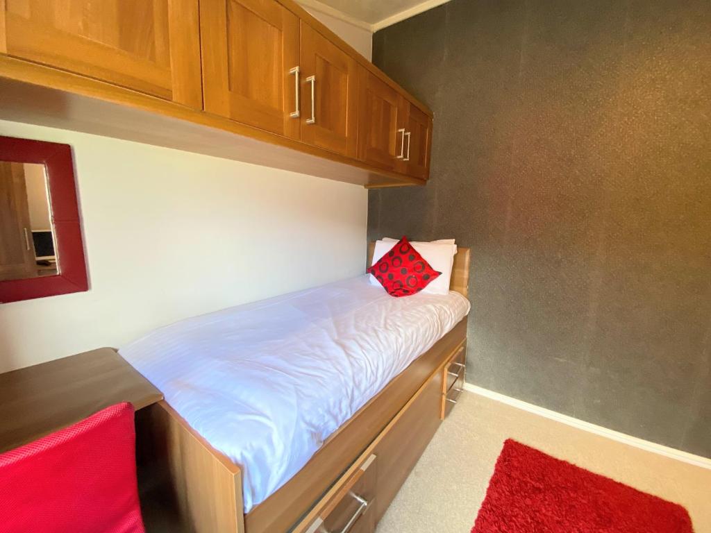 Katil atau katil-katil dalam bilik di Benarty 11 with Private Hot Tub - Fife - Loch Leven - Lomond Hills - Pet Friendly