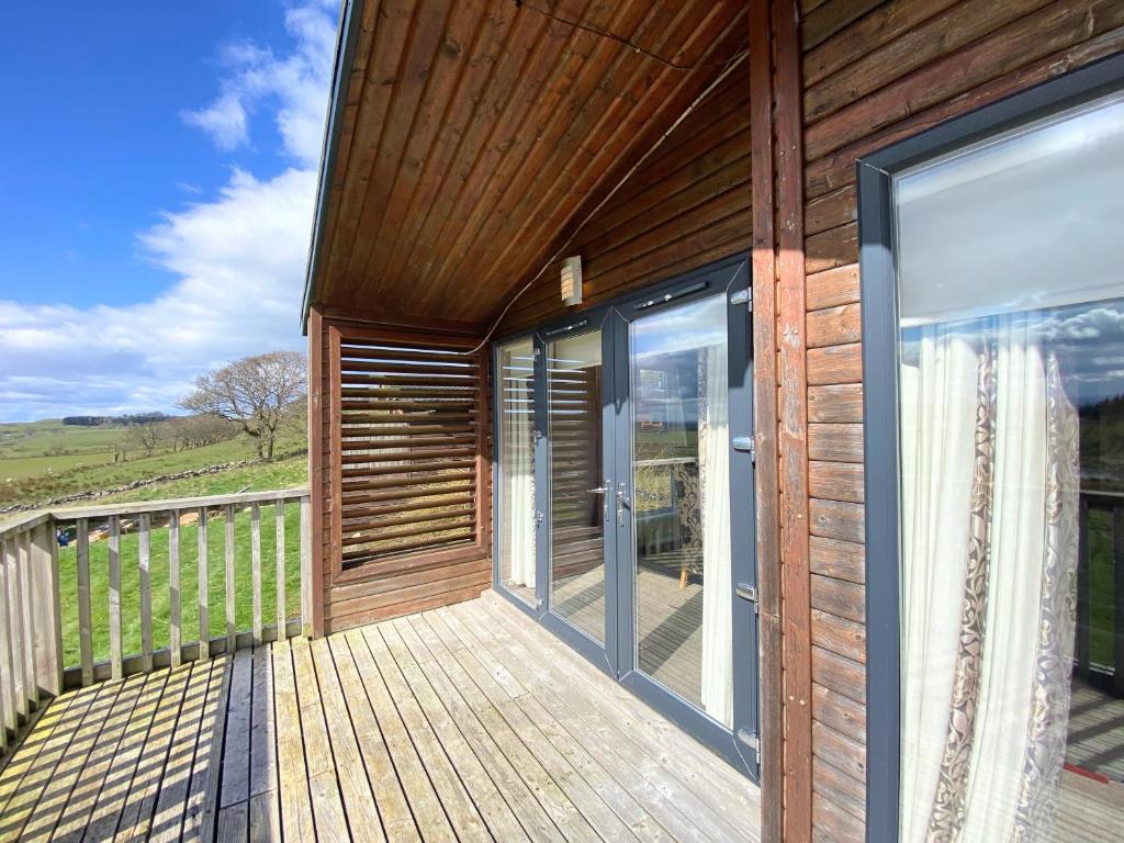 Balkoni atau teres di Benarty 11 with Private Hot Tub - Fife - Loch Leven - Lomond Hills - Pet Friendly