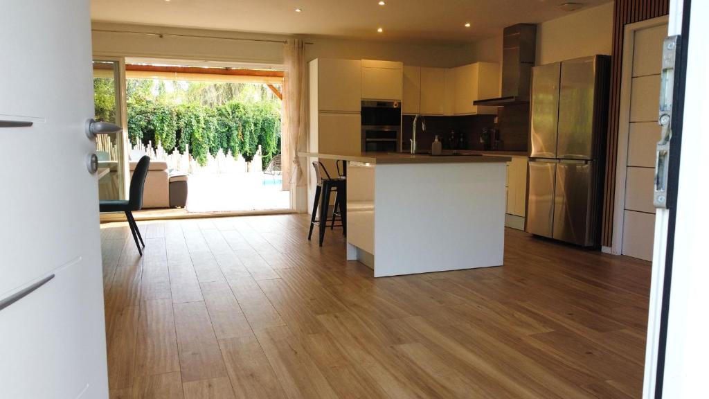 A kitchen or kitchenette at Charmante Villa de Standing, &agrave; 10 minutes des plages de Hy&egrave;res