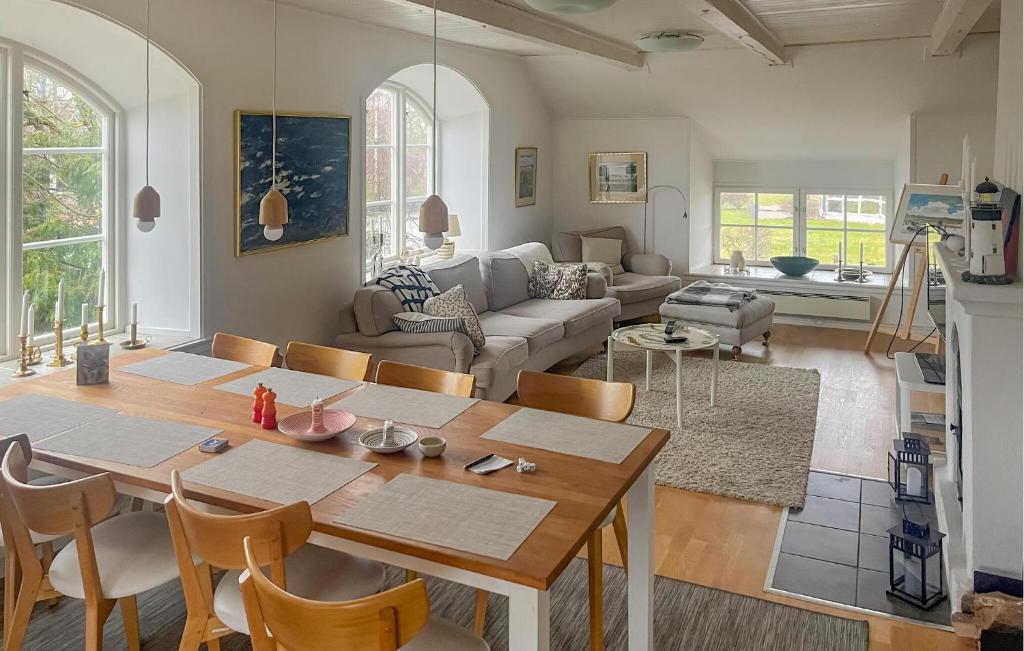 博里霍尔姆2 Bedroom Lovely Apartment In Borgholm的带桌子和沙发的客厅