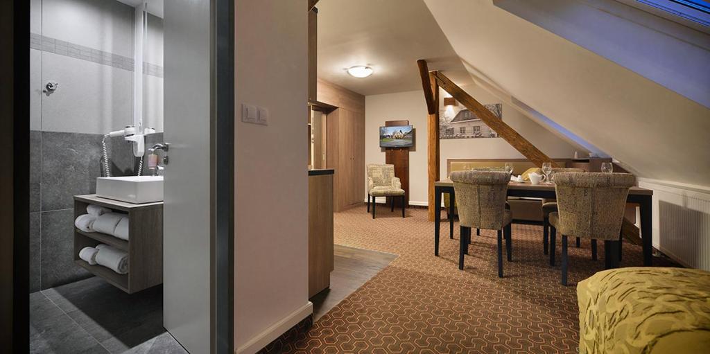 Pokój ze stołem jadalnym i łazienką w obiekcie Vysocina Design Apartments w mieście Hlinsko