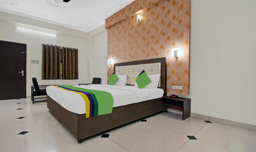 a bedroom with a large bed in a room at Treebo Trend Dream Palace in Jaipur
