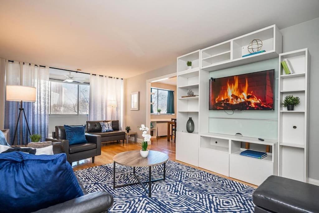 a living room with a fire in the wall at Atlanta Downtown! 1B Paid Onsite Parking! LM301 in Atlanta