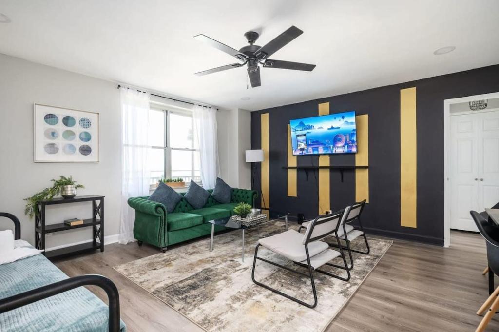 Downtown! Private Balcony! 24 Concierge! 11H - One-Bedroom Apartment