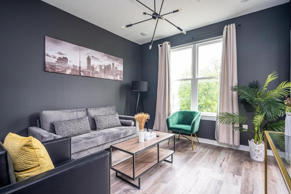 アトランタにあるATL Downtown New-Built Roof-top balcony City View 525Pkwyのソファとテーブルのあるリビングルーム