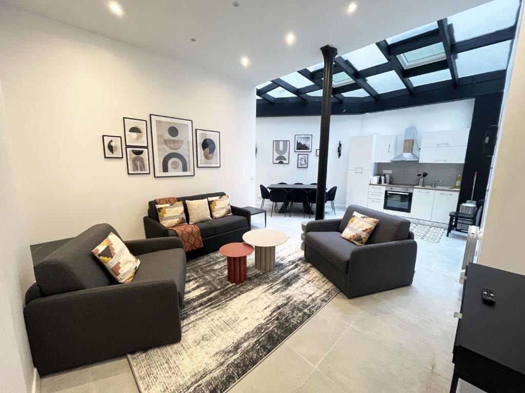 un salon avec deux canapés et une table dans l'établissement Urban Flat 08 - The Panoramic Flat in Paris, à Paris