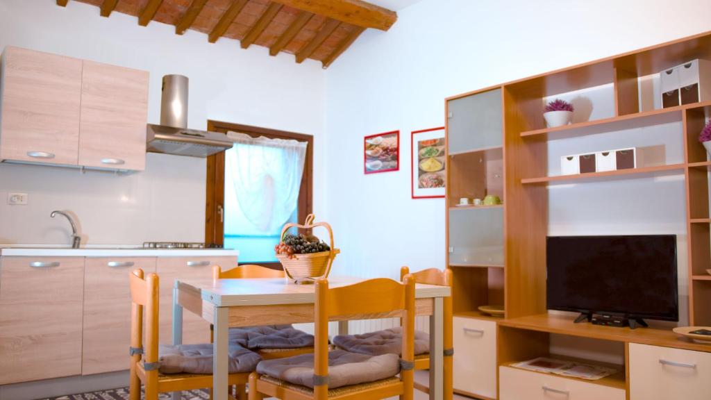 cocina y comedor con mesa y TV en Lovely 1-Bed Apartment in Montagnana, en Montagnana