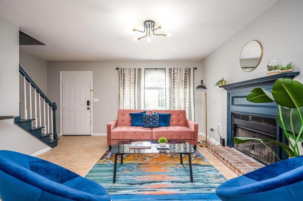 uma sala de estar com um sofá rosa e uma lareira em NEW 2b2b ENTIRE TOWNHOUSE PLACE COZY and QUIET em Norcross