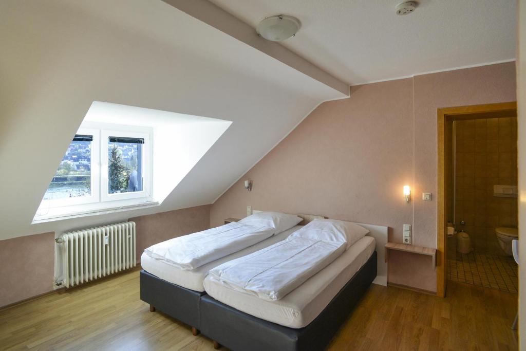 IgelにあるGästehaus Rebstockの窓付きの部屋にベッド付きのベッドルーム1室があります。