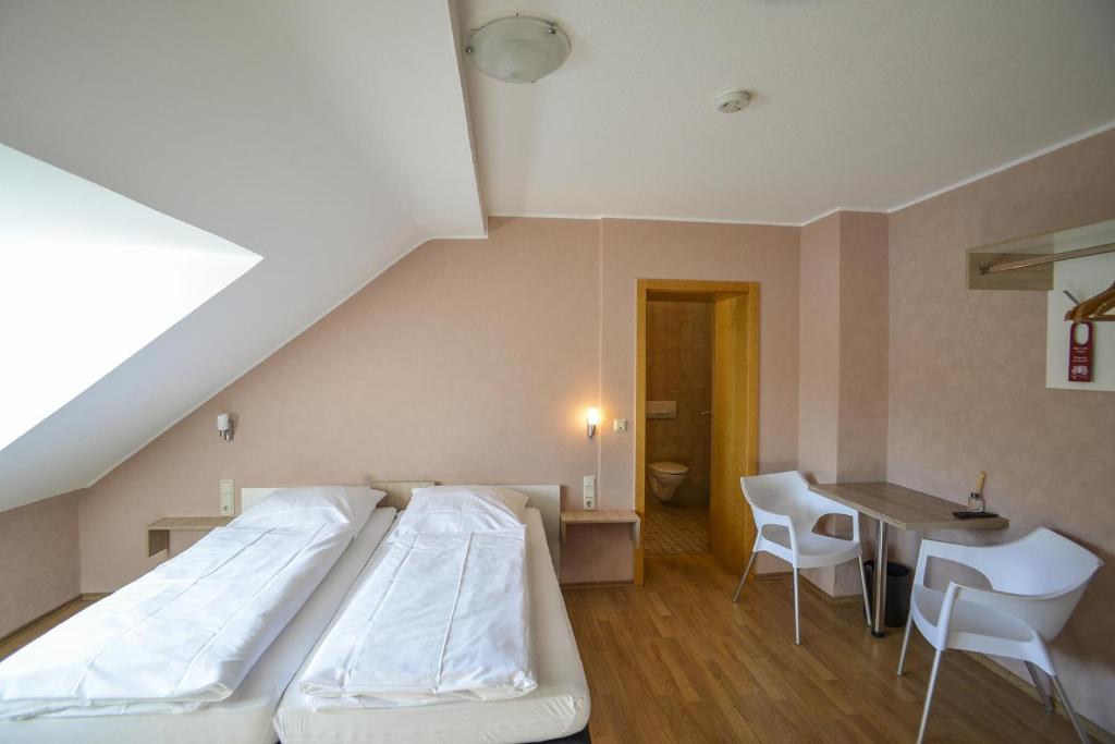 Postel nebo postele na pokoji v ubytování Gästehaus Rebstock