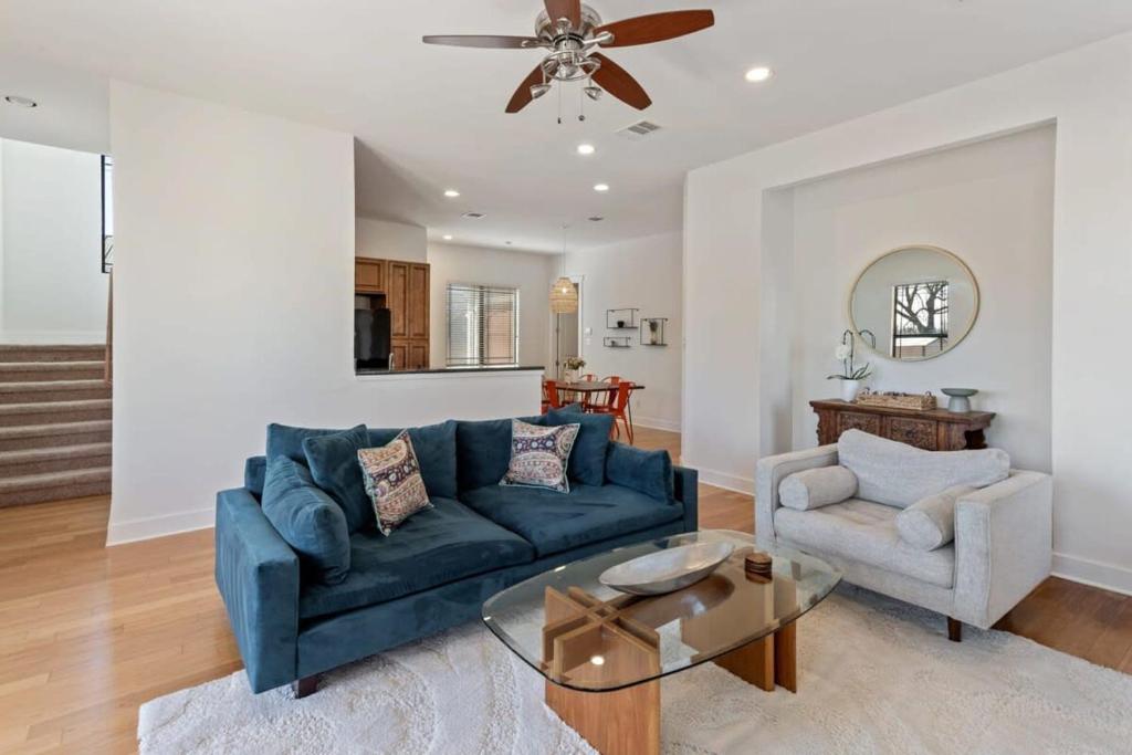 un soggiorno con divano blu e tavolo di Bright Modern 3 Bedroom House in Hip East Austin ad Austin