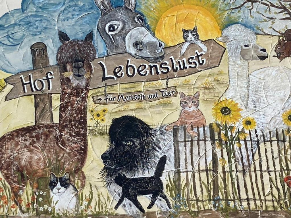 a painting of dogs and cats on a wall at Hof Lebenslust für Mensch und Tier in Lautrach