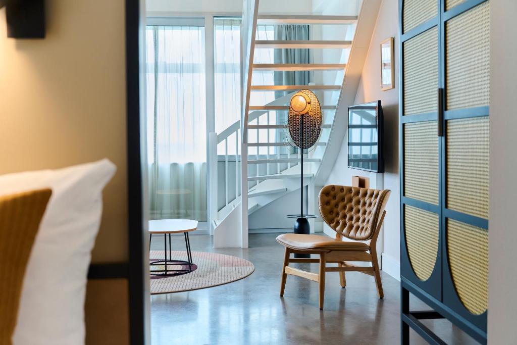 阿姆斯特丹的住宿－Cityden BoLo District，客房设有楼梯、椅子和桌子
