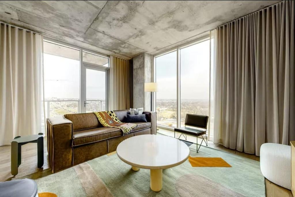 uma sala de estar com um sofá e uma mesa em Luxe High Rise off of Rainey St em Austin