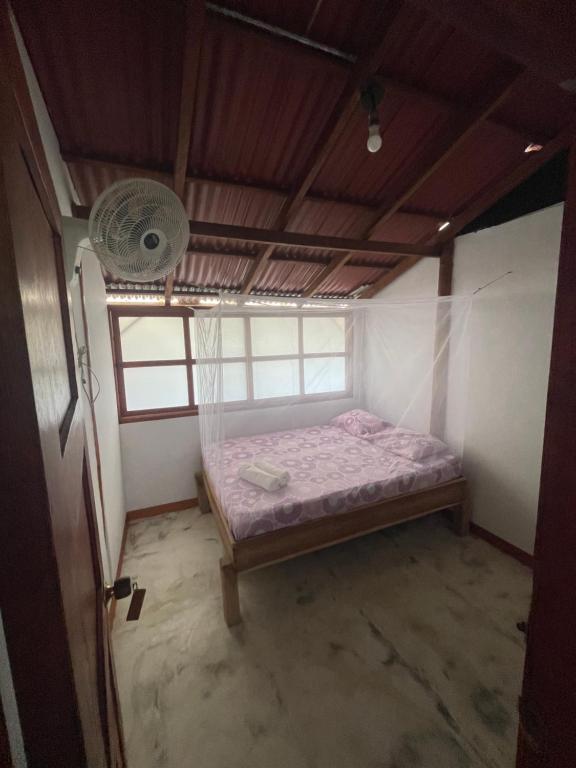 1 dormitorio pequeño con 1 cama en una habitación en PALUM Prívate Room share bathroom, en Palomino