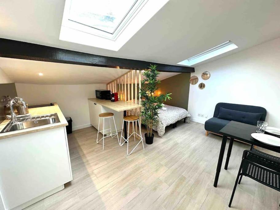 Cette chambre comprend une cuisine et un salon avec un évier. dans l'établissement 