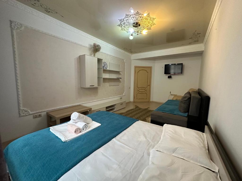 Rakhat的住宿－ЖК Сезам，小房间设有床铺和电视
