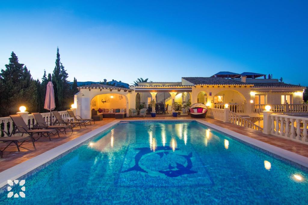 una piscina en medio de una casa en Villa Airlie by Abahana Villas, en Calpe