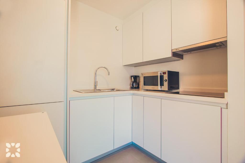 Kuchyň nebo kuchyňský kout v ubytování Villa Aguamarina by Abahana Villas