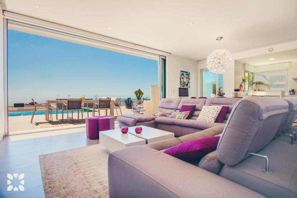 Posezení v ubytování Villa Aguamarina by Abahana Villas