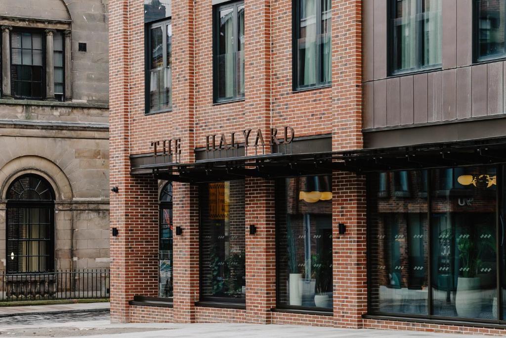 リバプールにあるThe Halyard Liverpool, Vignette Collection, an IHG Hotelの赤レンガ造りの通り窓付き