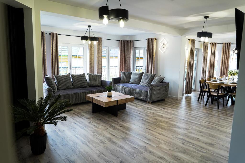 a living room with a couch and a table at Pensjonat u Słodyczki in Kluszkowce