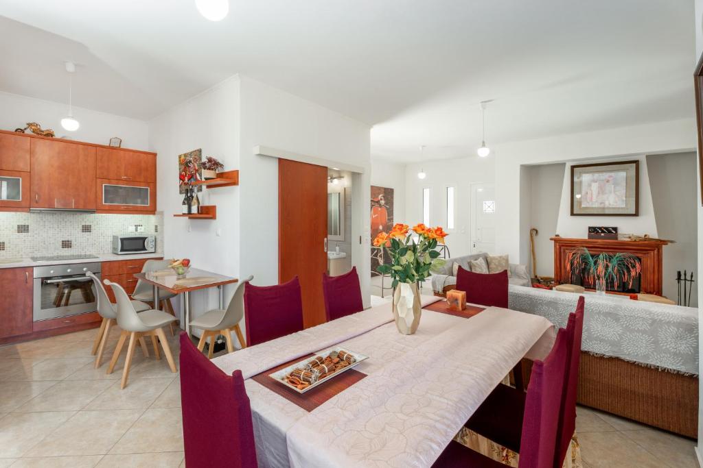 una sala da pranzo e una cucina con tavolo e sedie di Niki's House a Gournes