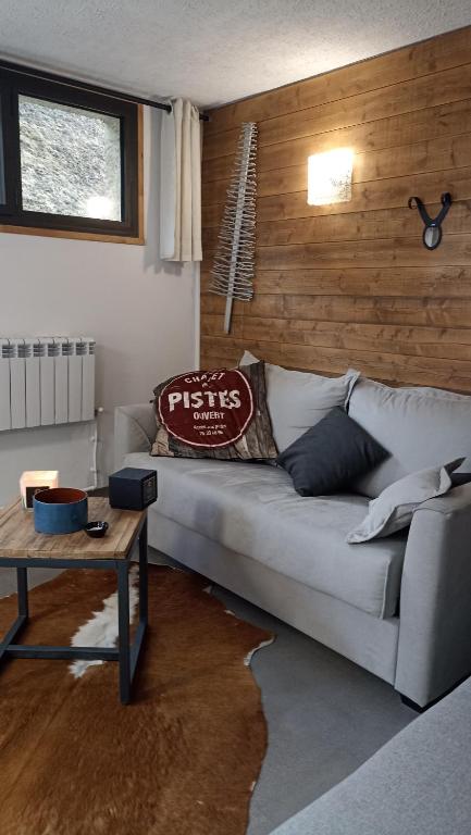 un salon avec un canapé et une table dans l'établissement Charme et Confort au coeur de la Vallée de l'Ubaye, à Uvernet