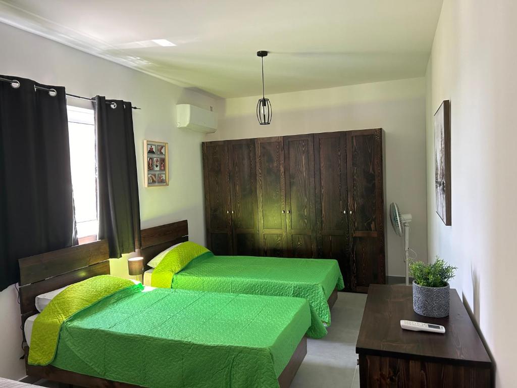 Giường trong phòng chung tại Studio flat 7A