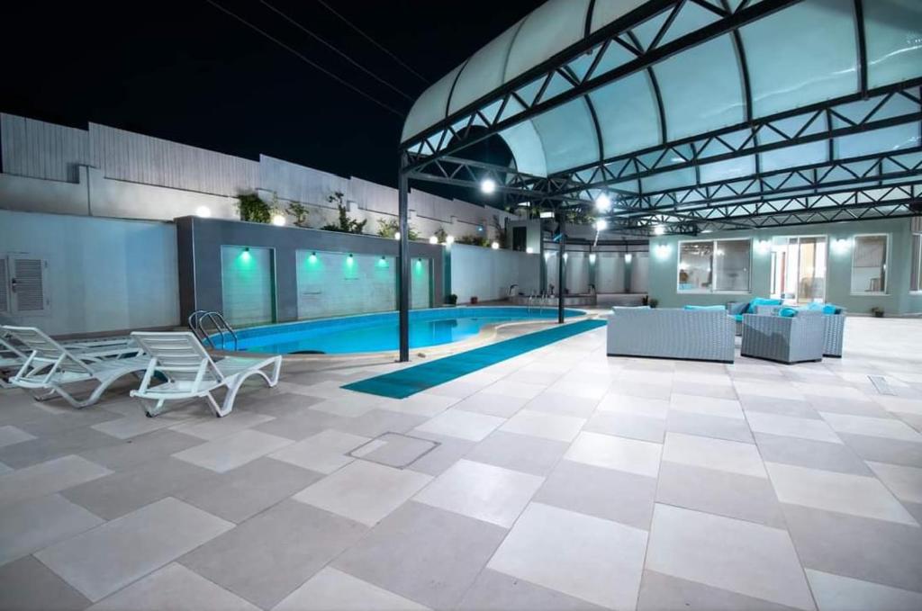 Bazén v ubytování شاليه gerasa breeze resort nebo v jeho okolí