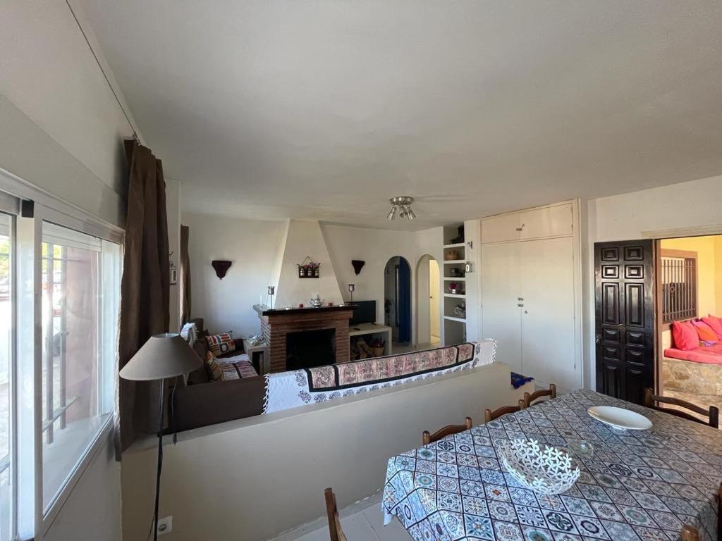 Zimmer mit einem Tisch und einem Wohnzimmer in der Unterkunft Son de Mar 1 in Bolonia