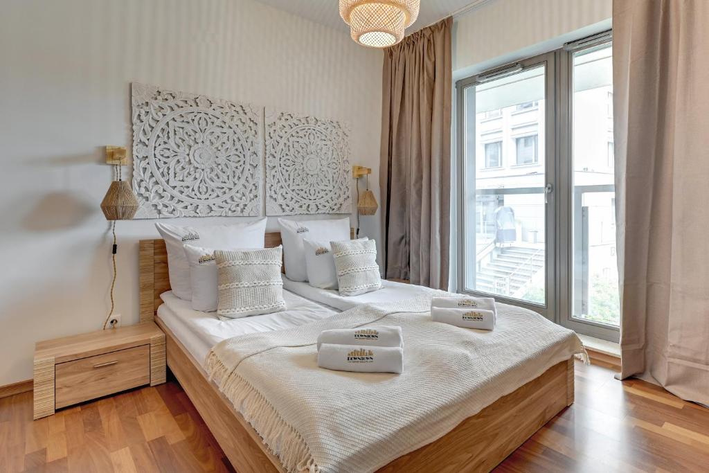 Ein Bett oder Betten in einem Zimmer der Unterkunft Waterlane Riverside - SPA, Pool, Gym &amp; Parking by Downtown Apartments