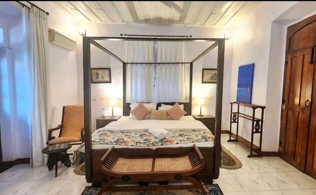 Vuode tai vuoteita majoituspaikassa Stelliam's Luxury Heritage Suite in Campal, Goa