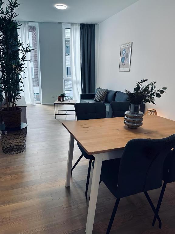 a living room with a table and a couch at Apartment ARTIC I Cityblick & Komfort in Nordhorn
