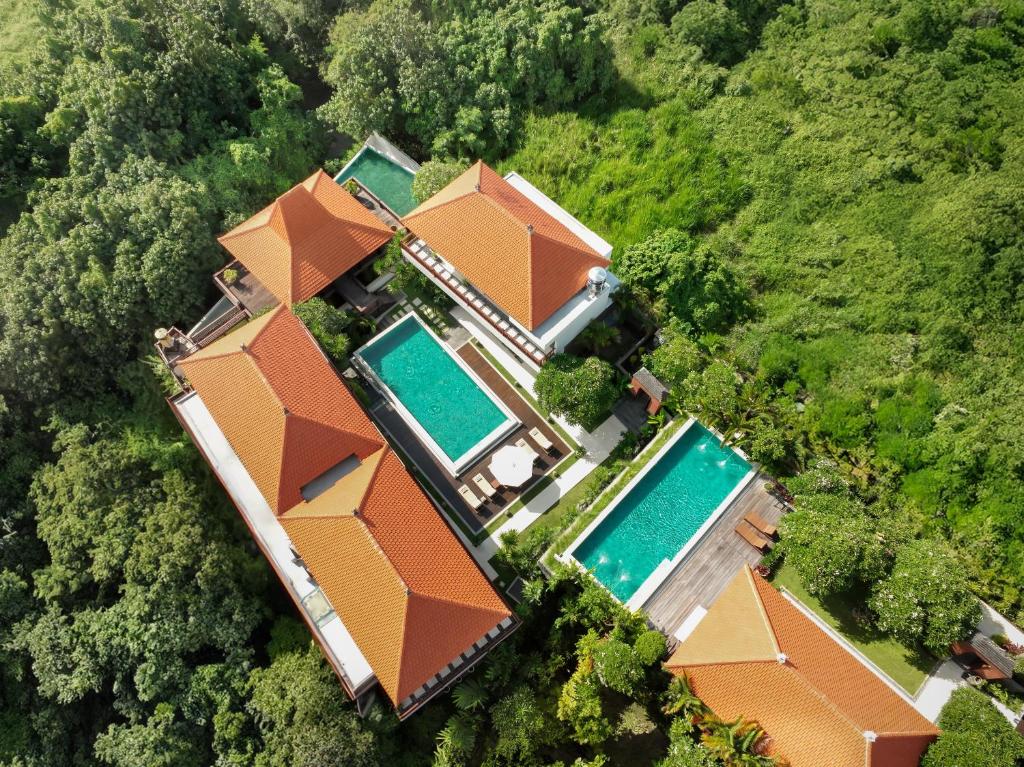 een uitzicht op een huis met een zwembad bij The Bija Villas by Nakula in Canggu