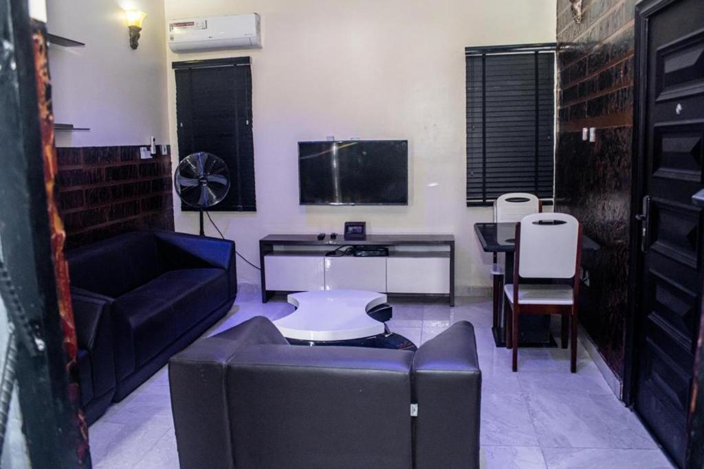 ein Wohnzimmer mit einem Sofa und einem Tisch in der Unterkunft 2 bed room apartment in Port Harcourt
