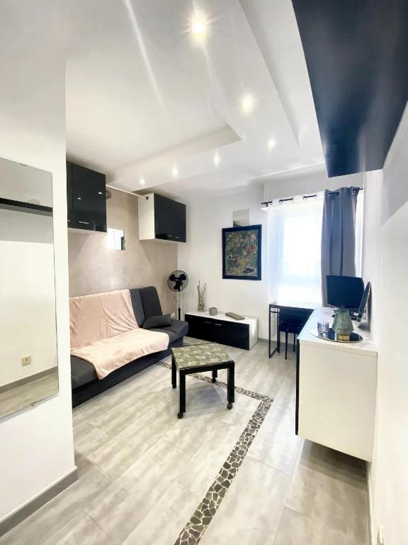un salon avec un lit et un canapé dans l'établissement Studio moderne à Cap d'Agde - 15 m² - Proche des plages, au Cap d'Agde