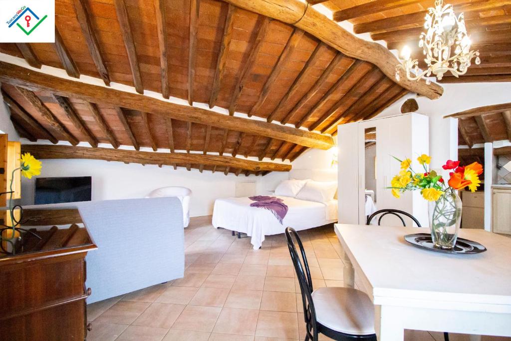 ein Schlafzimmer in einer Villa mit einem Esstisch und einem Bett in der Unterkunft Il Nido Di Emma in Lucca