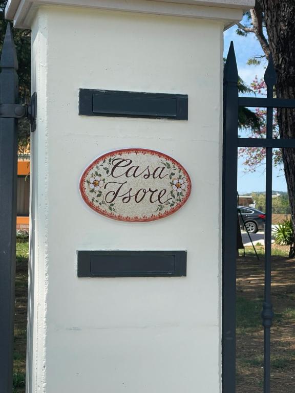 Ein weißer Briefkasten mit einem Schild, das Asche-Liebe liest. in der Unterkunft Casa Isore con 3 camere da letto in Pesaro